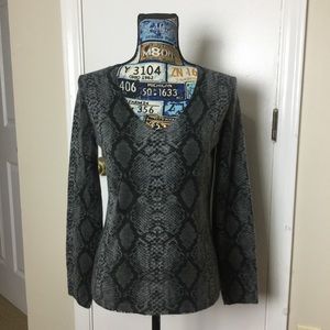 Like New Josephine Chaus Snake print V-Neck Gray/Black Sweater Top S
